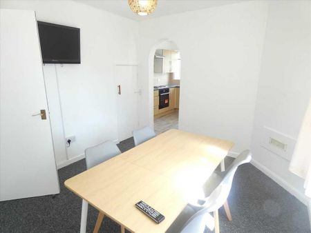 5 bedroom bungalow to rent - Photo 3