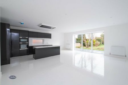 Large 4 bed house Coombe Avenue - Photo 3