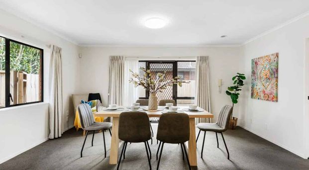 Royal Oak, large home with 3 bedrooms plus a study - Photo 1