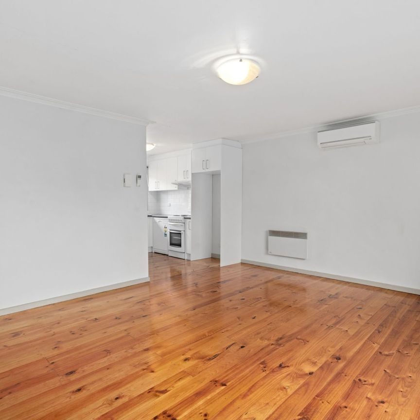 BRIGHT & INVITING! - Photo 1