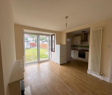 3 bedroom end of terrace house to rent - Photo 3