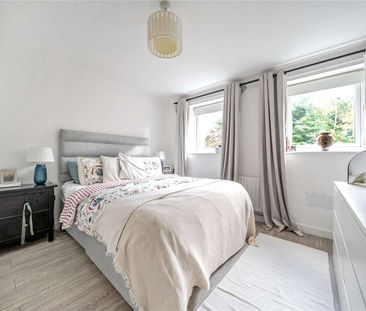 A delightful apartment positioned in a sought-after location. - Photo 3