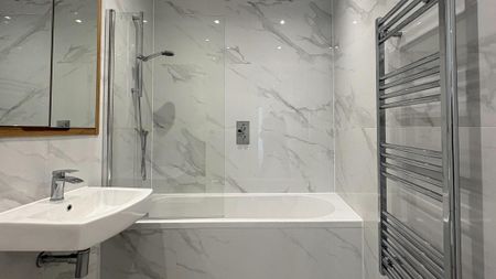 2 bedroom flat to rent - Photo 2