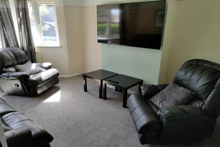 4 bedroom semi-detached house to rent - Photo 5