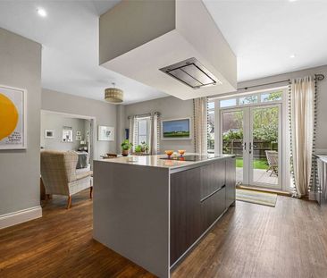 A beautifully presented five bedroom family home set in a small exc... - Photo 1