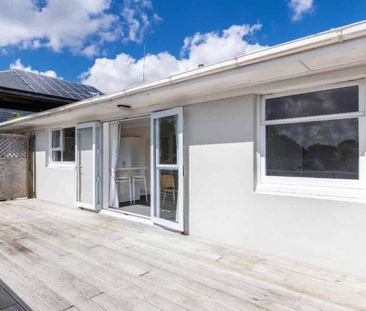 4 BED, 2 BATH - SPACIOUS FAMILY HOME - Photo 2