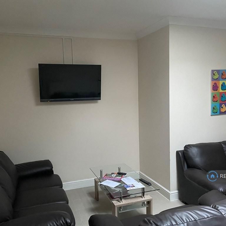 1 bedroom in a flat share to rent - Photo 1