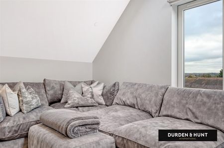89 High Road, Loughton - Photo 4