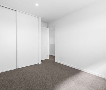 Impressive Near New 3 bedrooms 2 Bathrooms 2 living Area DOUBE GARAGE - Photo 2