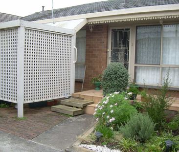 1 BEDROOM FLAT IN QUIET COMPLEX OF 3 - Photo 1