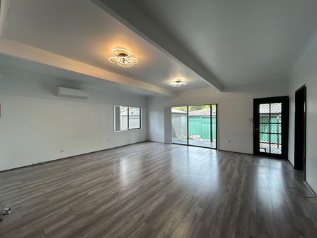 Modern 4 Bedroom Home - Photo 2