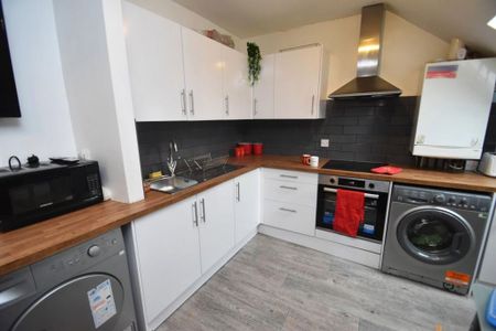 5 bedroom flat to rent - Photo 3