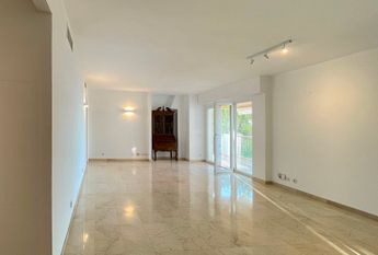 Elegante apartamento con terraza, piscina, vistas al mar, parking, 3 dormitorios. San Agustin, Palma.
