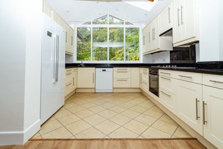 4 bed house to rent in Branksome Hill Road, Talbot Woods, BH4 - Photo 3