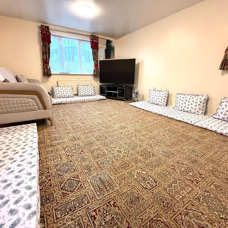 Apprentice Gardens, Northolt, UB5 6GP - Photo 1