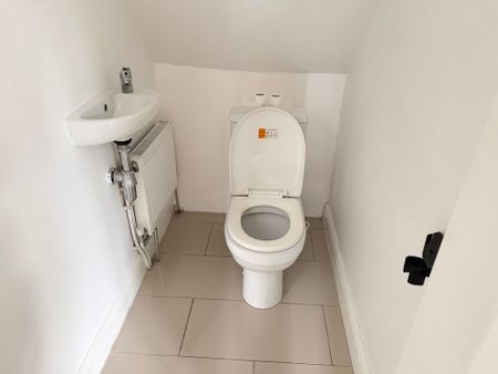 Clare Crescent, Woodcross, Wolverhampton - Photo 2