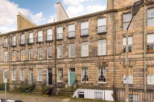 A beautifully presented and spacious main door two bedroom flat, available on a furnished basis in Edinburgh's Eastern New Town. - Photo 1