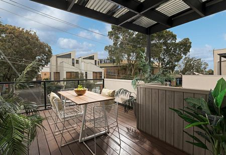 Stylish Townhouse with City Views & Private Music Studio in Prime Brunswick East - Photo 2