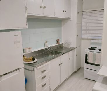 Modernised Unit within short stroll to CBD - Photo 2