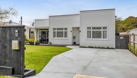 Three Bedroom with Charm - Photo 3