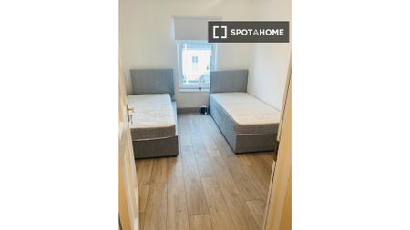 Room for rent in 5-bedroom house in Ballybough, Dublin - Photo 2