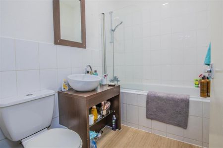 1 bed Flat To Let - Photo 4