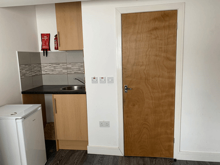 small size studio flat ideal for single working person-£900 - Photo 3