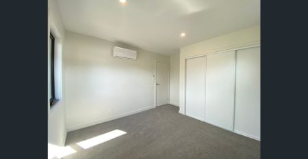 Nearly New 4 Bedroom Luxury Townhouse in Knoxfield! - Photo 3