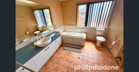 ULTRA-RARE HUGE FAMILY HOME - Photo 3