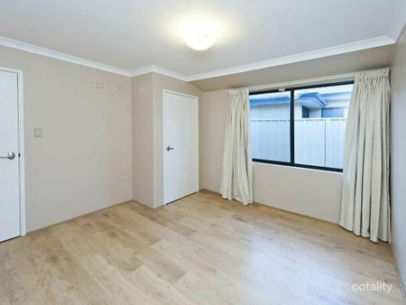 Spacious Family Home with Multiple Living Areas – Hammond Park - Photo 4