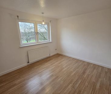 3 bedroom flat to rent - Photo 2