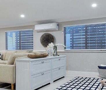 Stylish & Convenient and Spacious 5 bed 2 bath - Photo 2