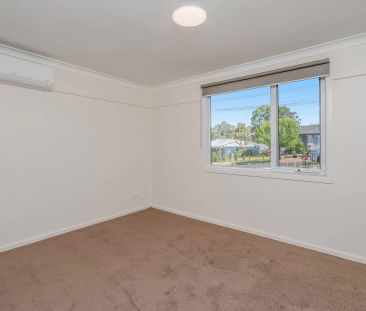 Updated 3 Bedroom Cottage in Prime Location - Photo 3