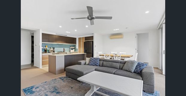 Fully furnished Stunning 3 bedroom unit in Emerald Lakes - Photo 1