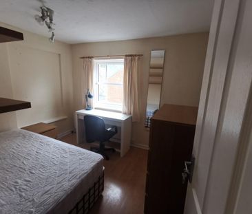 4 bedroom end of terrace house to rent - Photo 4