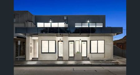 “Modern 2-Bedroom Unit with Private Courtyard & Secure Parking” - Photo 3