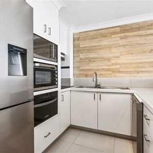 WOW fully renovated fully furnished 2 bedroom apartment, - Photo 3