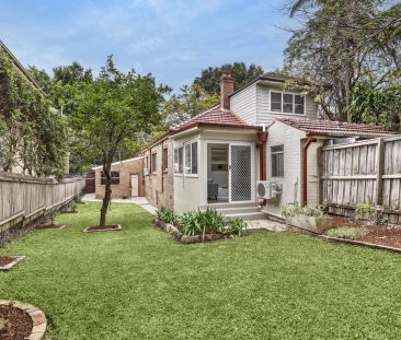 Spacious 3-Bedroom Family Home in Ultra-Convenient Location - Photo 1