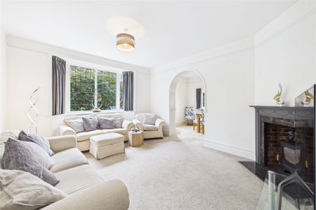 5 bedroom House in Grange Road, Camberley - Photo 2