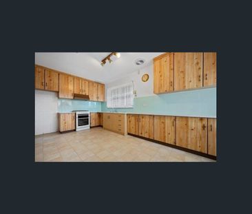 3 BEDROOM HOME IN EXCELLENT LOCATION!! - Photo 6