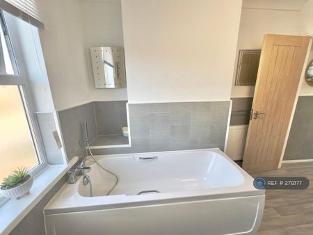 1 bedroom in a house share to rent - Photo 5