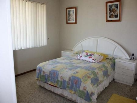 Spacious 4 Bedroom Home - Photo 4