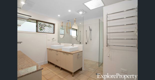 Furnished Spacious Three Bedroom House - Photo 1