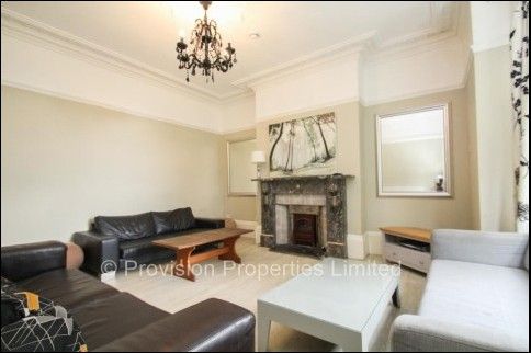 7 Bedroom House near Leeds University - Photo 1