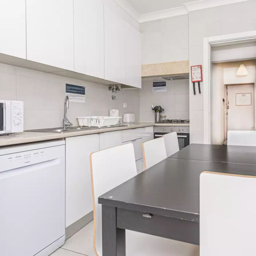 Rooms for rent in 4-bedroom apartment in São Domingos De Benfica - Photo 1