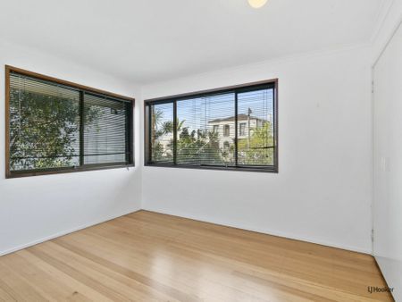 3 Bedroom Duplex on Jefferson Lane - Low-Maintenance Coastal Living - Photo 4