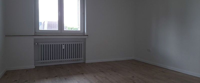 Einziehen und Wohlfühlen - großzügige und renovierte 2-Zimmer-Wohnung mit Laminat und Balkon... - Photo 1