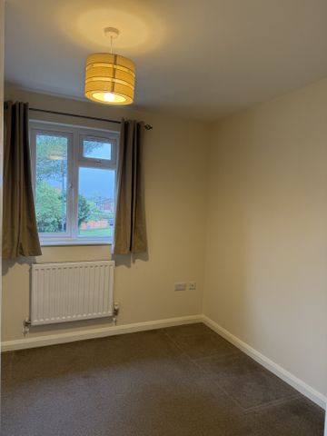 Must See! Newly Decorated Three Bedroom House to Let Harrow Weald HA3 £2300 PCM - Photo 4