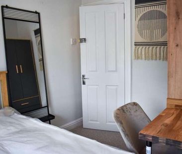 Thesiger Street - Bed, LN5 - Photo 6