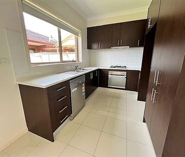 STUNNING TOWNHOUSE IN CENTRAL FAWKNER - Photo 3